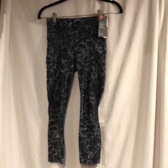 NWT UA Heatgear Midrise Capris Leggings - Picture 2 of 4